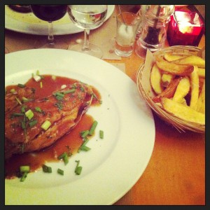 FRITES, VINASSE ET POULET ROTI