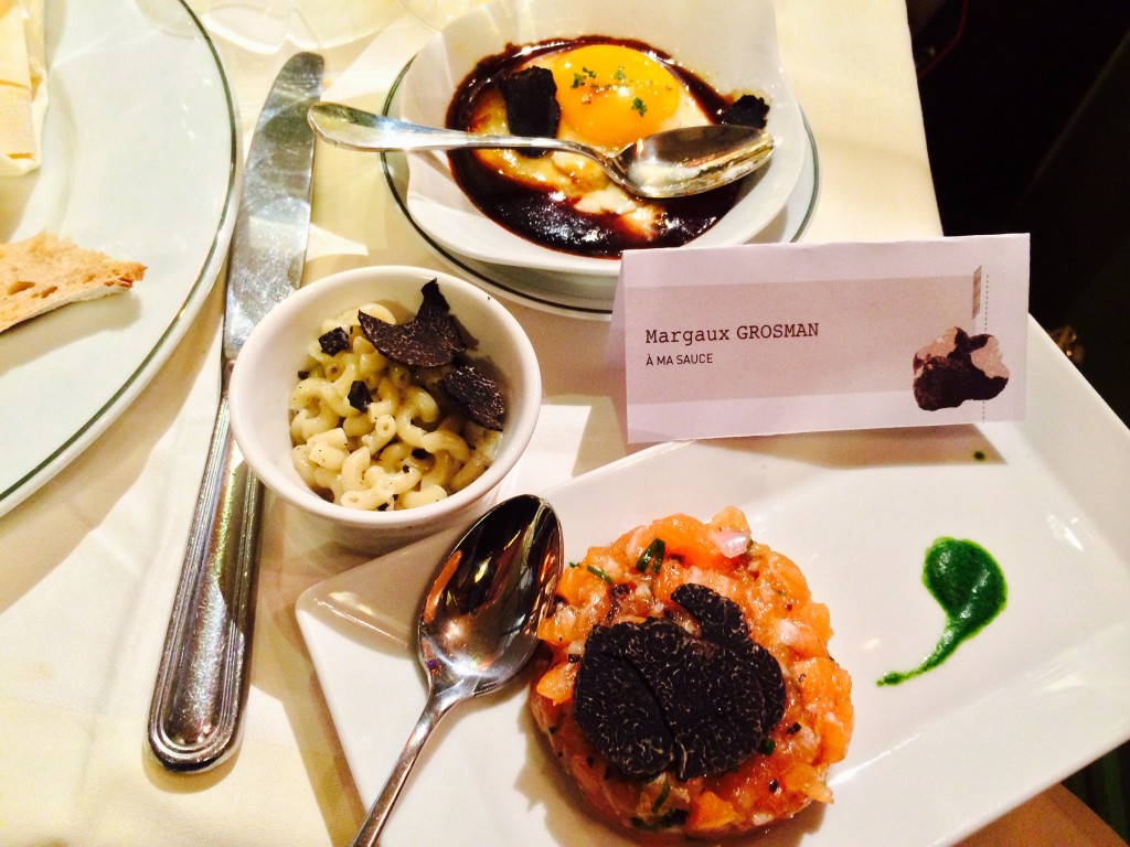 Entrées truffées: oeuf miroir, coquillettes crémeuses et tartare de saumon Label Rouge.